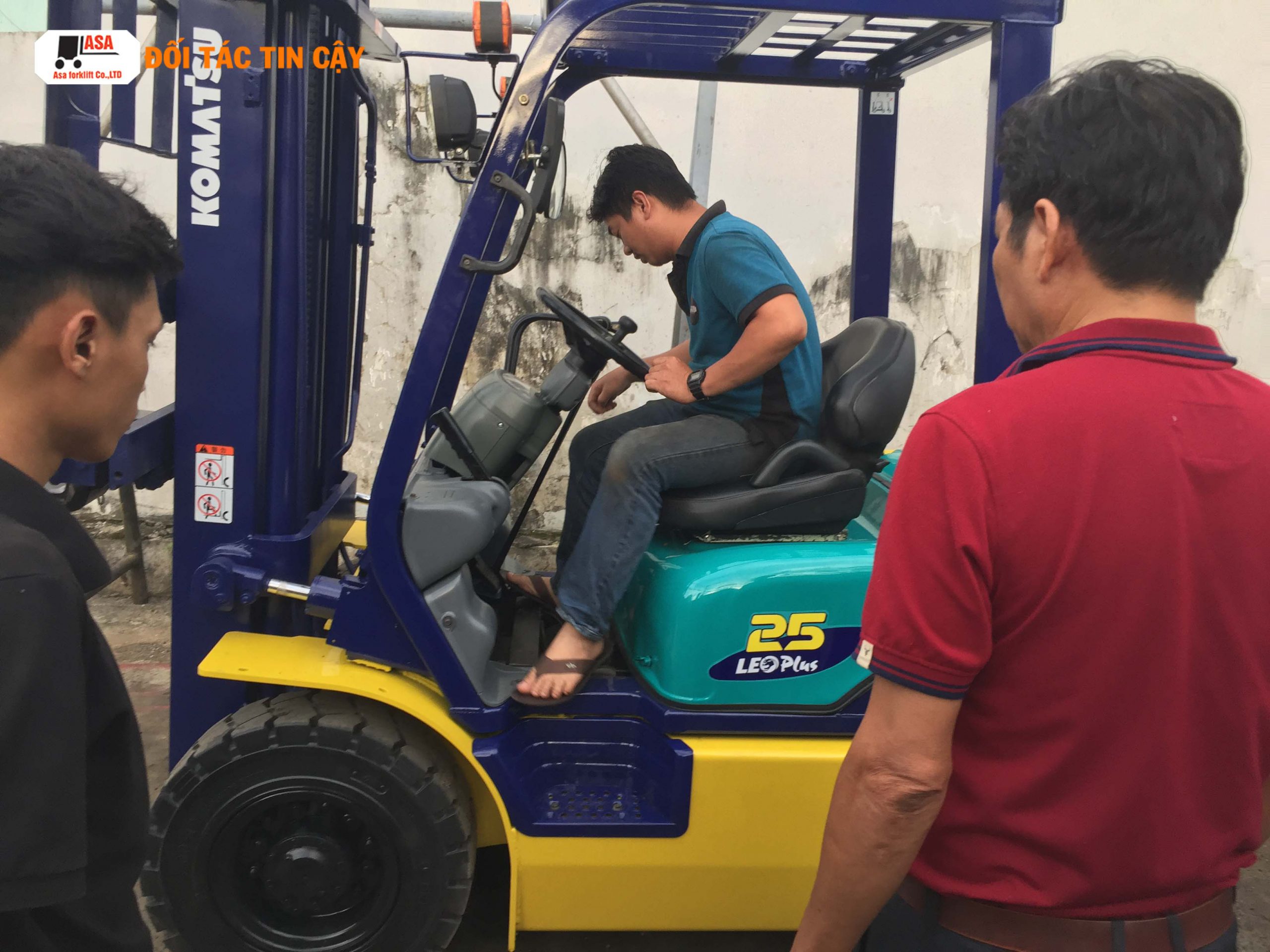 Nhân viên xe nâng hàng sửa chữa và bảo trì xe nâng
