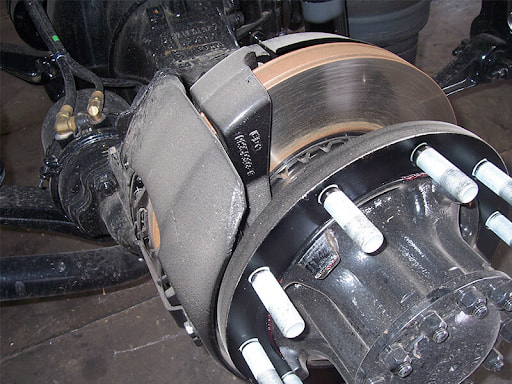 Phanh khí nén hoạt động dựa vào áp lực của khí nén để điều khiển phanh xe theo yêu cầu của người lái